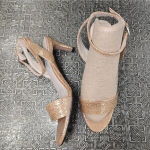 🐢 Clarks Narrative Amali Jewel Strappy Heels Size 9 Champaign Color.
